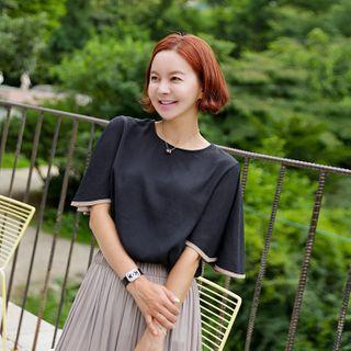 Flutter-sleeve Piped Blouse