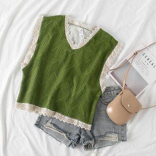 Sleeveless Pattern Lace Top / Distressed Denim Shorts