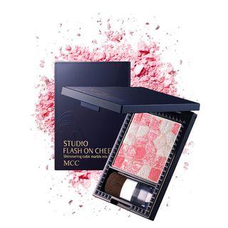 Mcc - Studio Flash On Cheek