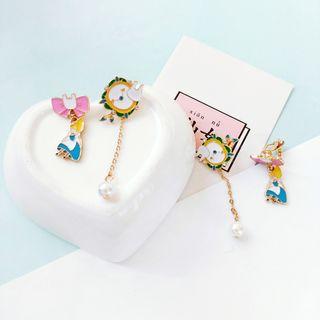 Non-matching Alice In The Wonderland Drop Earring