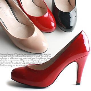 Round-toe Patent Pumps