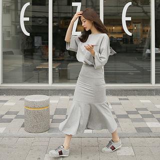 Set: Dip-back T-shirt + Ruffle-hem Skirt