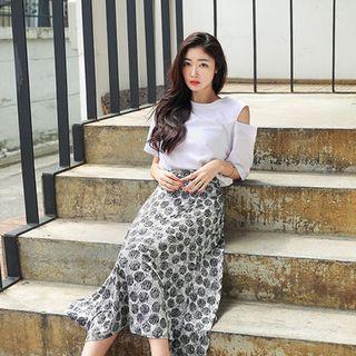 Round-neck Cutaway-shoulder Top