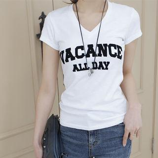 V-neck Lettering-patch T-shirt