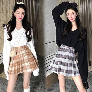 Oversize V-neck Pullover / Plaid Mini Pleated Skirt