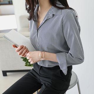 Set: Open-side Knit Vest + Stripe / Plain Shirt