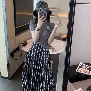 Set: Applique Short-sleeve T-shirt + Flower Print Midi A-line Skirt