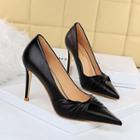 Twisted Pointy-toe Pumps