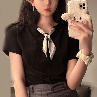 Short-sleeve Printed Tie-neck T-shirt / Pleated A-line Skirt
