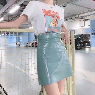 Elbow-sleeve Printed T-shirt / Patent Mini Fitted Skirt