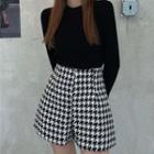 Long-sleeve Knit Top / Houndstooth Wide-leg Shorts