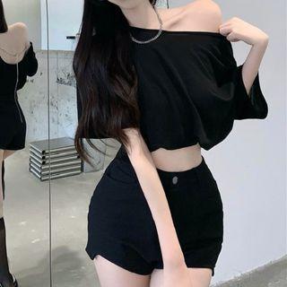 Elbow-sleeve Open-back T-shirt / High Waist Denim Shorts