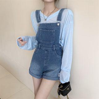 Long-sleeve V-neck T-shirt / Distressed Denim Jumper Shorts