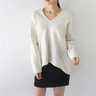 Dip-back V-neck Loose-fit Knit Top