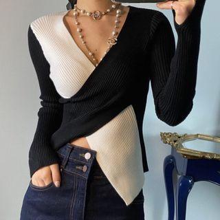 Two Tone V-neck Knit Top Black & White - One Size