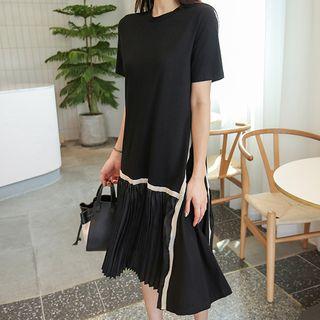 Round-neck Contrast-trim Pleated-hem Dress