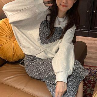 Heart Print Sweatshirt / Argyle Print A-line Skirt