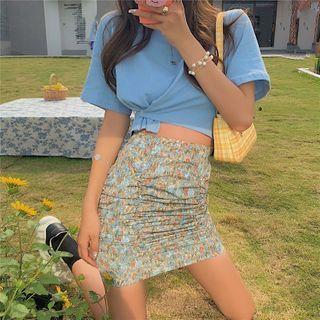 Plain Cropped T-shirt / Floral Skirt