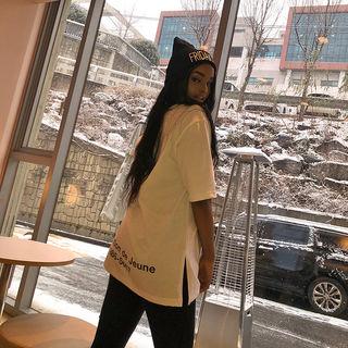 Letter Back Slit-side T-shirt