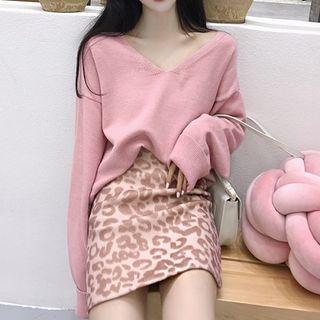 V-neck Knit Top / Animal Print Mini Skirt