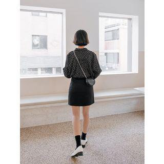 Slit-side Dotted Blouse