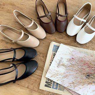 Oval-toe Mary Jane Shoes