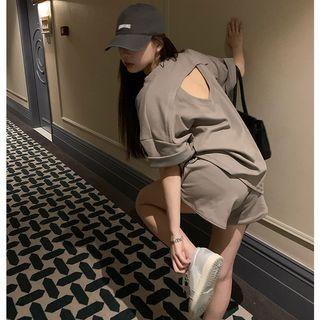 Cutout-back Oversized T-shirt / High-waist Wide-leg Shorts