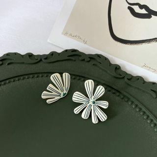 Flower Asymmetrical Sterling Silver Stud Earring 1 Pair - White - One Size