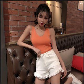 Plain V-neck Cropped Knit Tank + High-waist Frayed Denim Shorts