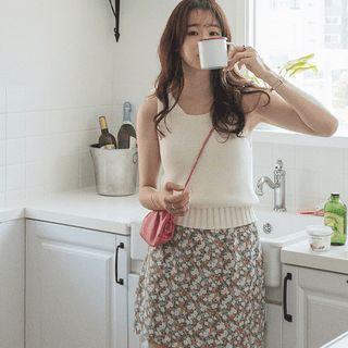 Sleeveless Knit Top With Ribbon Brooch