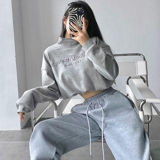 Lettering Mock-neck Crop Pullover
