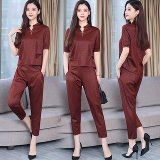 Set: Short-sleeve V-neck T-shirt + Cropped Pants