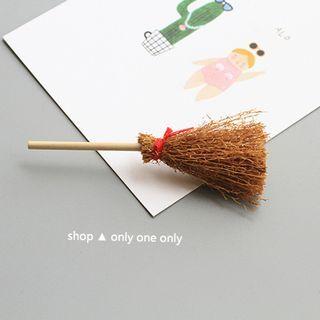 Broom Brooch Brown - One Size