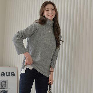 Turtle-neck Slit-back Top