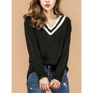 Contrast V-neck Dip-back Knit Top