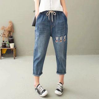 Drawstring-waist Rabbit Embroidered Capri Jeans