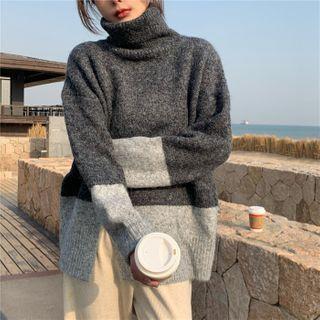 Turtleneck Two-tone Slit Sweater