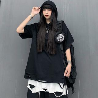 Elbow-sleeve Cutout T-shirt / Distressed Wide-leg Shorts