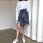 Loose-fit T-shirt / Asymmetric Plaid A-line Skirt