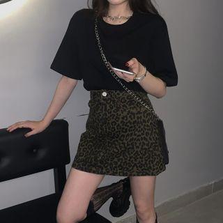 Short-sleeve Plain T-shirt / Leopard Print Mini A-line Skirt