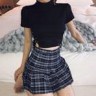Cropped Short-sleeve T-shirt / Plaid A-line Skirt
