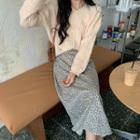 V-neck Sweater / Floral A-line Skirt
