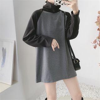 Turtleneck Two-tone T-shirt