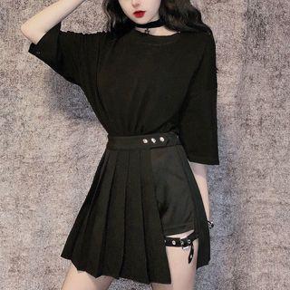 Elbow Sleeve T-shirt / Pleated Skirt