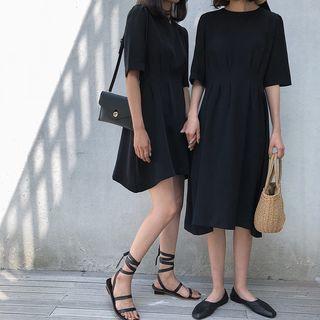 Short-sleeve A-line Dress / Midi Dress