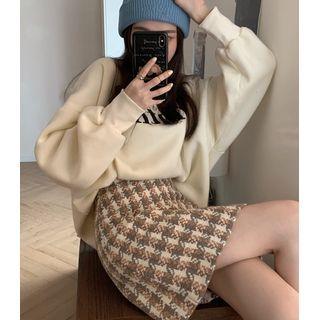 Lettering Sweatshirt / Houndstooth Slim-fit Skirt