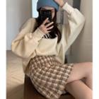 Lettering Sweatshirt / Houndstooth Slim-fit Skirt