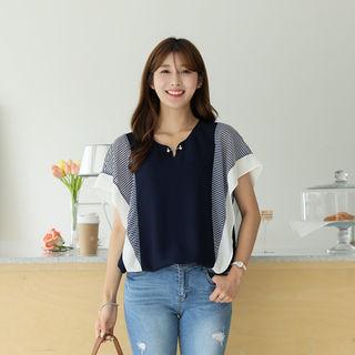 Flutter-sleeve Contrast-trim Top With Brooch