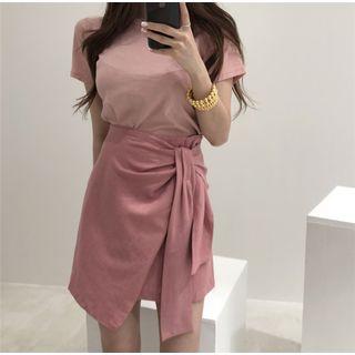 Print Short-sleeve T-shirt / High-waist Midi Skirt