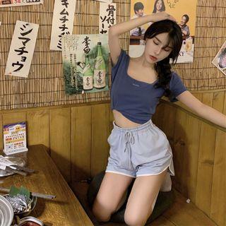 Square-neck Cropped T-shirt / Wide-leg Shorts